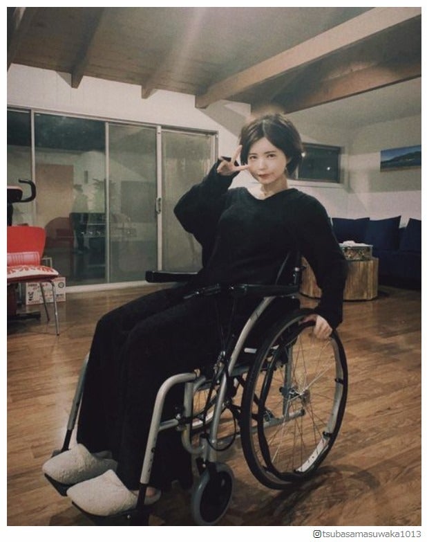 LAで骨折の益若つばさ、療養中の写真公開 症状も明かす「昔の拷問を思い出す」