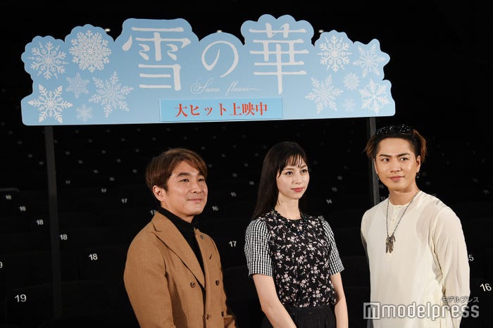 誰もいなくなった劇場で記念撮影/橋本光二郎監督、中条あやみ、登坂広臣 (C)モデルプレス