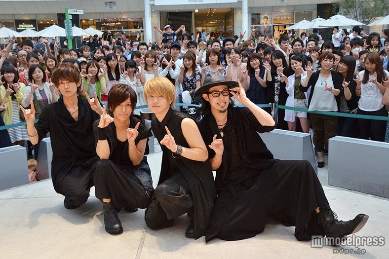 Thinking Dogs、デビューイベントでファンと記念撮影