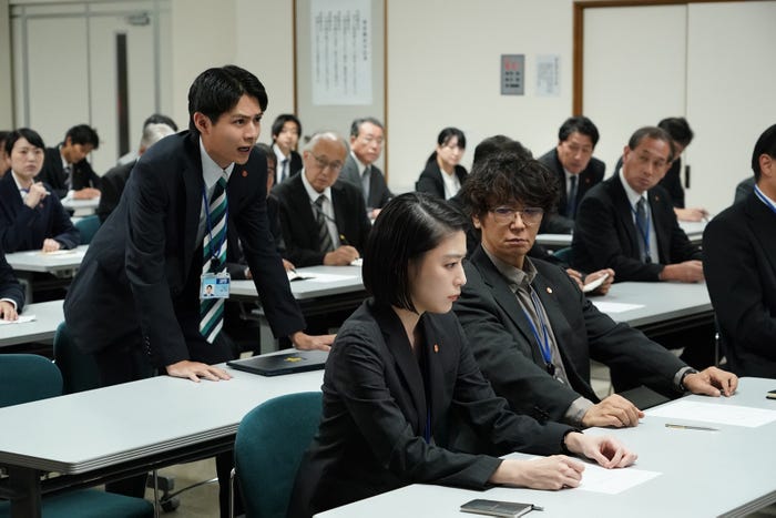 小宮璃央、成海璃子、ユースケ・サンタマリア「全領域異常解決室」第1話(C)フジテレビ