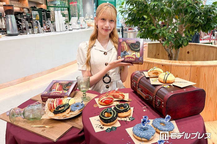 「とにかく商品のBOXがとっても可愛くて思わずパケ買いしたくなるなと感じました!ドーナツも見た目からハリー・ポッターの世界観を感じられるので、ファンの方もそうじゃない方もワクワクしながら食べることができると思います!ドーナツの上に乗っているエンブレムは記念に取っておきたいほどです!」(ARISA)/(C)モデルプレス