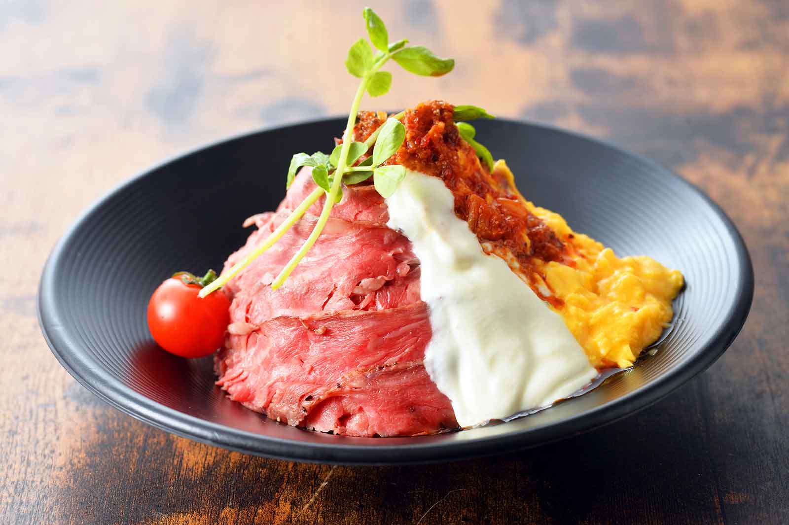 元祖！金獅子ローストビーフ丼／画像提供：株式会社東京ドーム