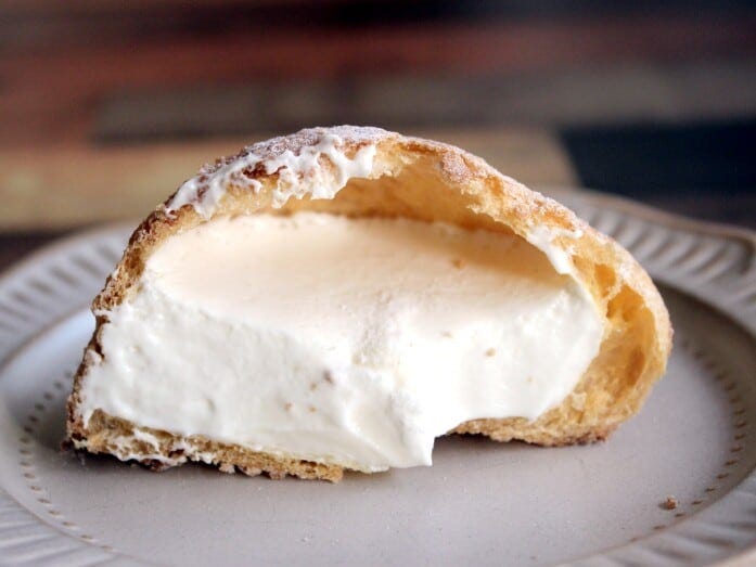 中には、クリームチーズの爽やかな酸味のあるクリーム
