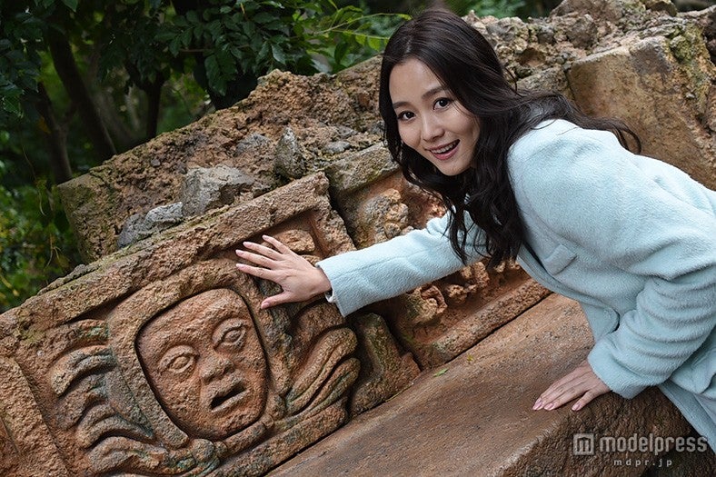 「エクスペディション・イート」前にある水飲み場に導きの印2を発見／モデル：阿井莉沙