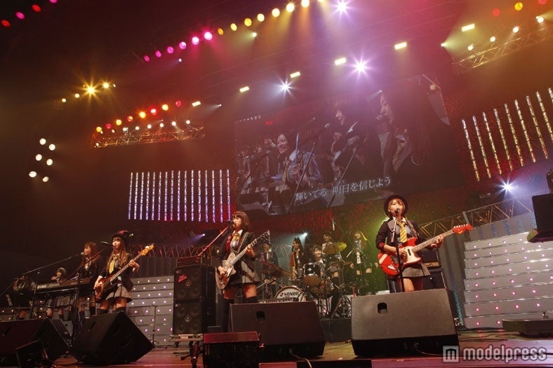 AKB48、バンド形式で「ヘビロテ」をテレビ初披露　SMAP中居・江角らとMCの新音楽番組「火曜曲」初回放送