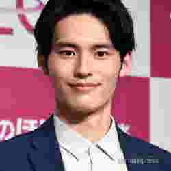 岡田健史 思い出のアイスクリーム 頬張る姿に反響 嵐 櫻井翔も かわいい モデルプレス