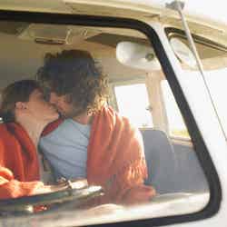 二人きりの空間でのキスは胸キュン度高め！（Photo-by-bikeriderlondon／shutterstock）