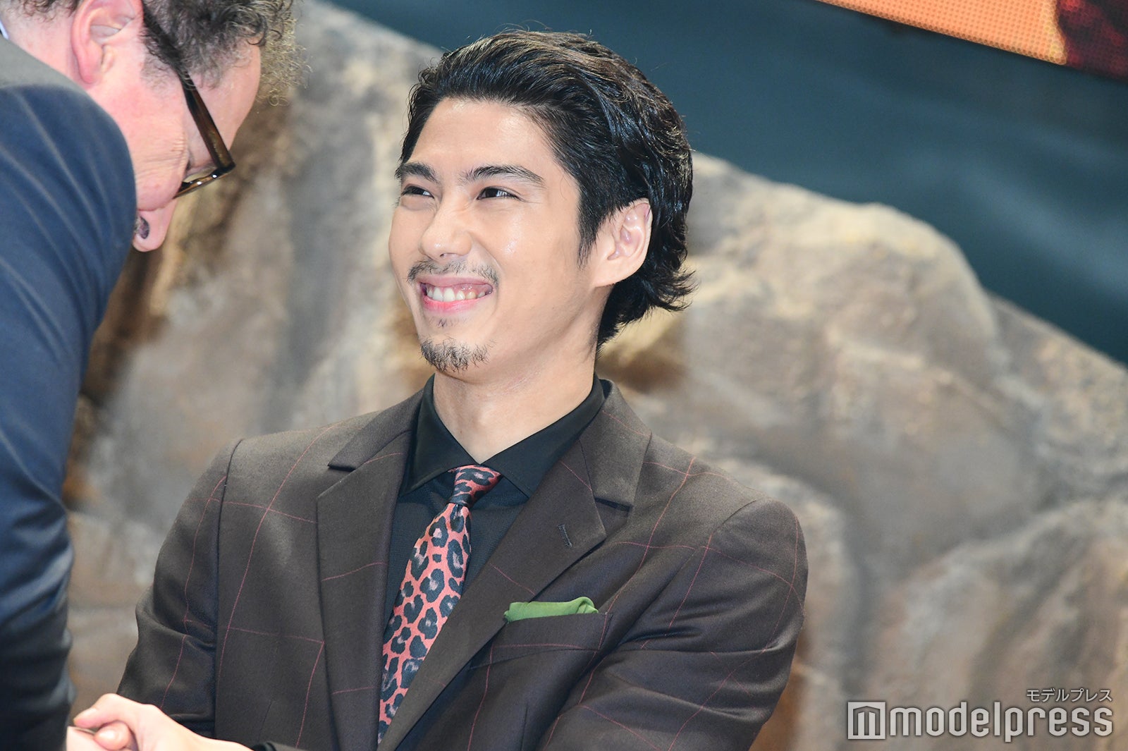 監督と握手する賀来賢人 （C）モデルプレス