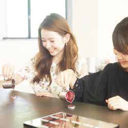 「メナード青山リゾート コスメ工房」のコスメ作り体験の様子/提供写真 (C)モデルプレス