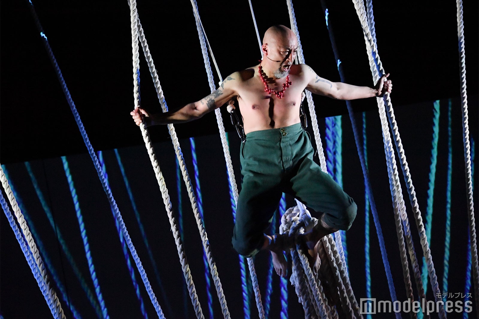 12時7分の合図でイチイの木から出てくる山内圭哉「モンスター・コールズ」プレスコール（C）モデルプレス