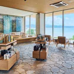 ビーチまで数十歩!オーシャンビューの絶景スタバが沖縄に誕生 21世紀の森公園エリアに