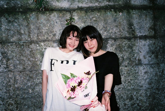 クランクアップ後、玉城と山戸監督のツーショット(写真提供:講談社)