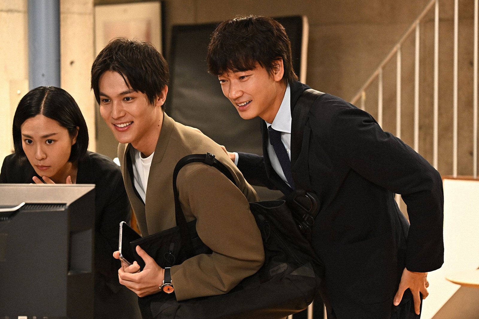 中川大志、綾野剛／「オールドルーキー」第5話より（C）TBS