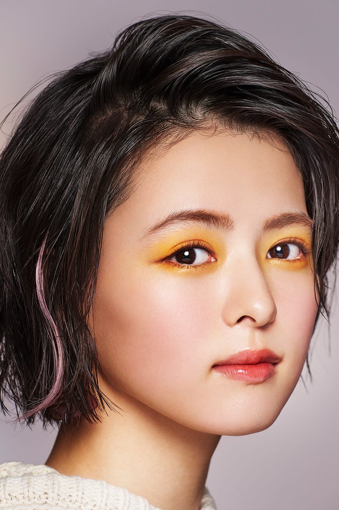 <MAKE UP TREND>メイクが苦手な人ほどオススメなのが、イエローメイク!実は肌馴染みがとっても良く、パパッと塗ってもそれなりに見える万能カラーなんです。口元はグロッシーに、ニットのテクスチャーとのコントラストを楽しんで!(提供写真)