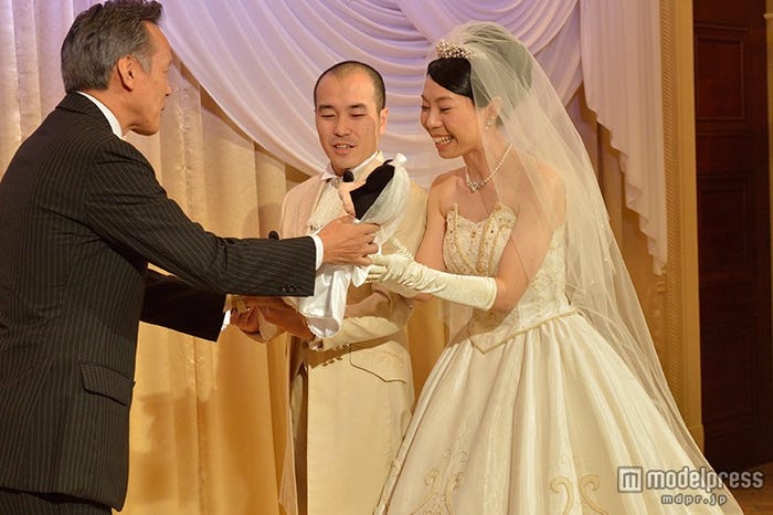 (写真左)石井総支配人より本山正幸氏、中村恵氏へ記念品を贈呈(C)Disney