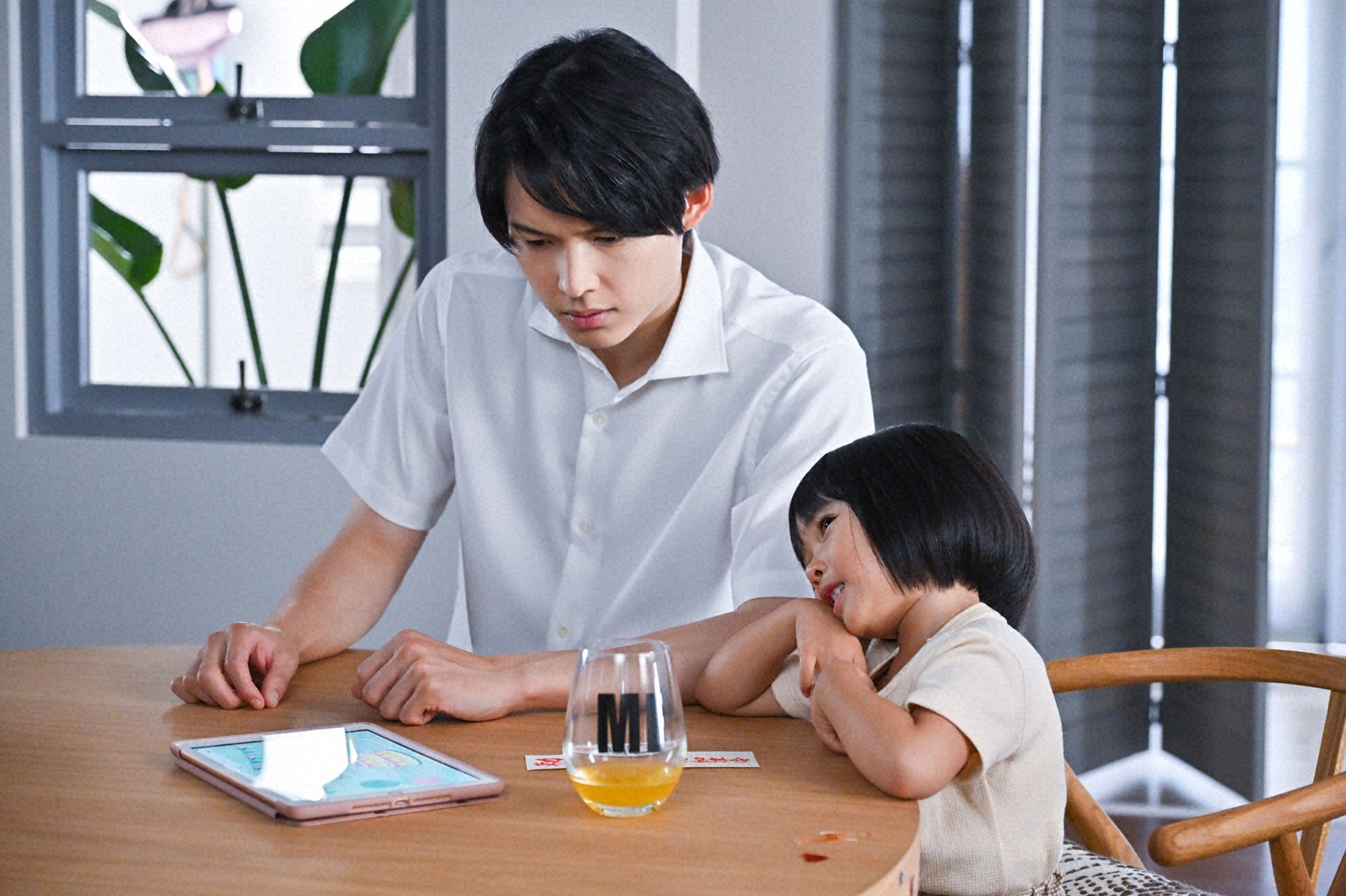 松村北斗、倉田瑛茉「西園寺さんは家事をしない」第4話より（C）TBS