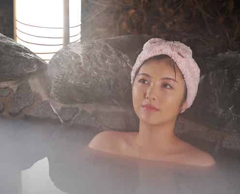 浜辺美波、入浴シーンがパワーアップ 露天風呂を堪能<アリバイ崩し承ります>