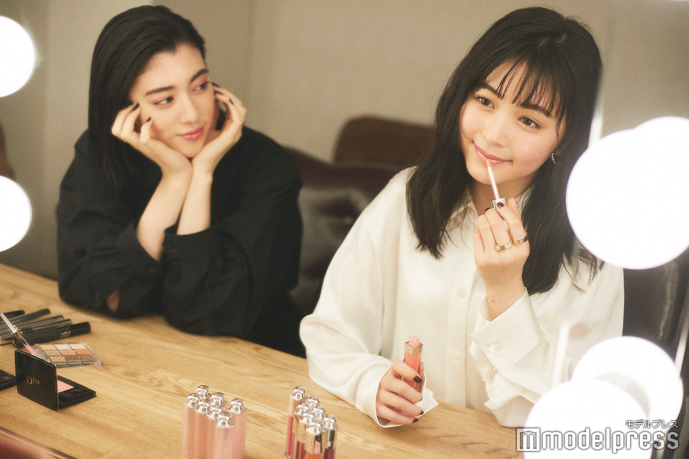 「リップ マキシマイザー」を使ってみる三吉彩花(左)&久間田琳加(右)(C)モデルプレス