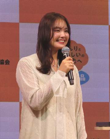 箭内夢菜「おいし～い」冷凍食品を試食しペロリ 冷凍食品協会会長も絶賛「食レポがうまい！」