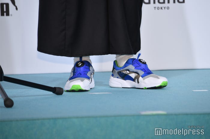 宮世琉弥のスニーカー(C)モデルプレス