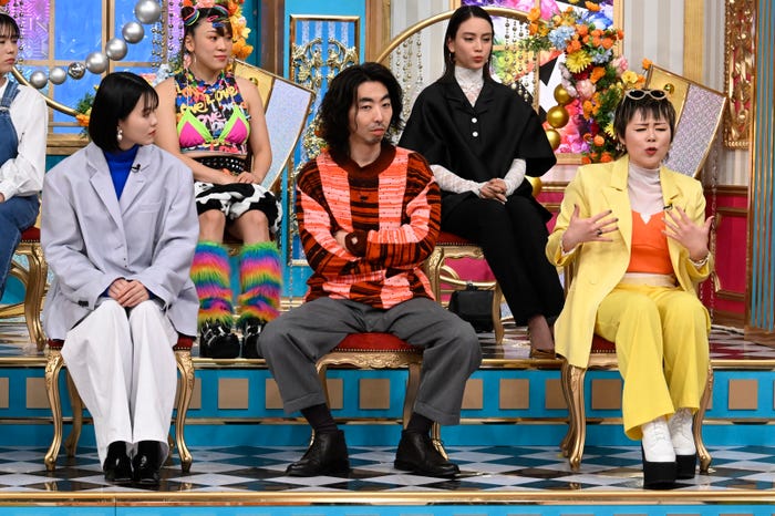 (後列左から)フワちゃん、滝沢カレン(前列左から)志田彩良、柄本時生、藤原しおり(C)日本テレビ