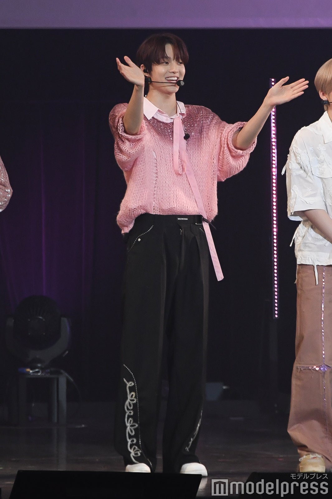 ファンへ手を振るEJ（C）モデルプレス