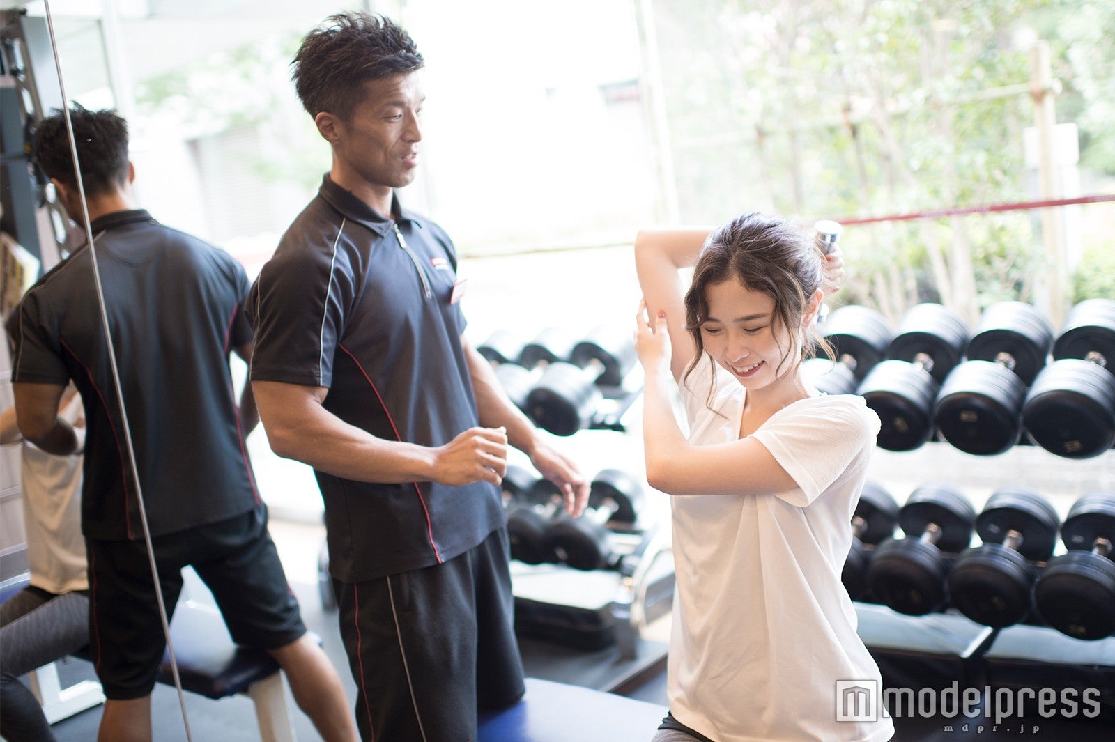 “フレンチプレス”を体験したまつきさん（C）モデルプレス