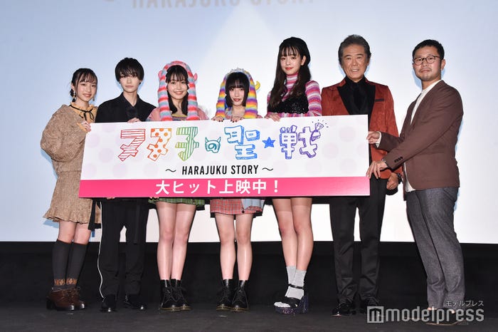 (左から)内田珠鈴、中山咲月、久間田琳加、吉田凜音、横田真悠、西岡徳馬、進藤丈広監督(C)モデルプレス