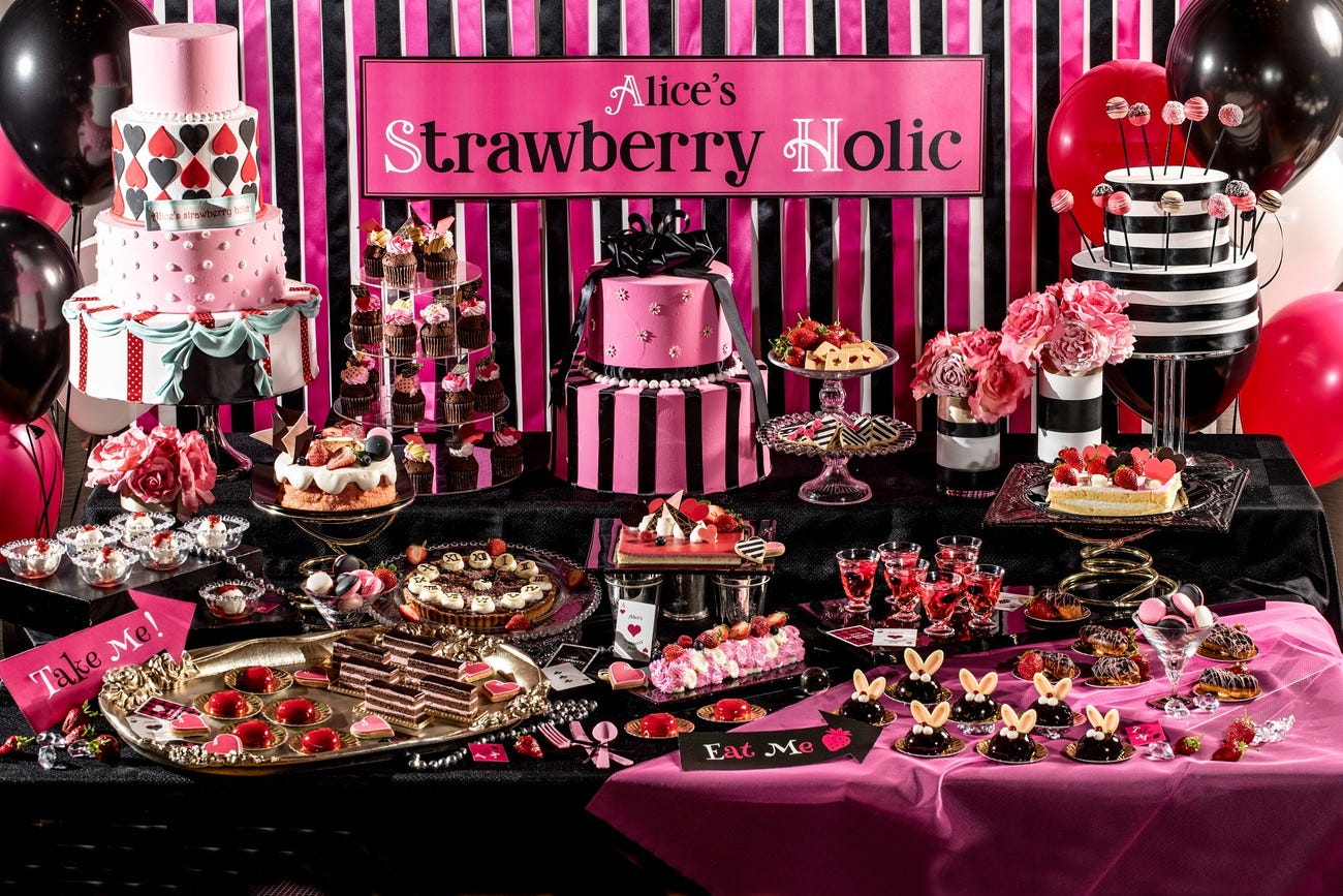 横浜「アリスのストロベリーホリック デザートブッフェ」ピンク×黒のスイーツの世界