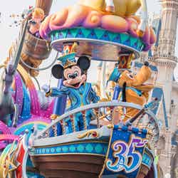 アニバーサリーのオープニングを飾るパレード「ドリーミング・アップ！」（C）Disney