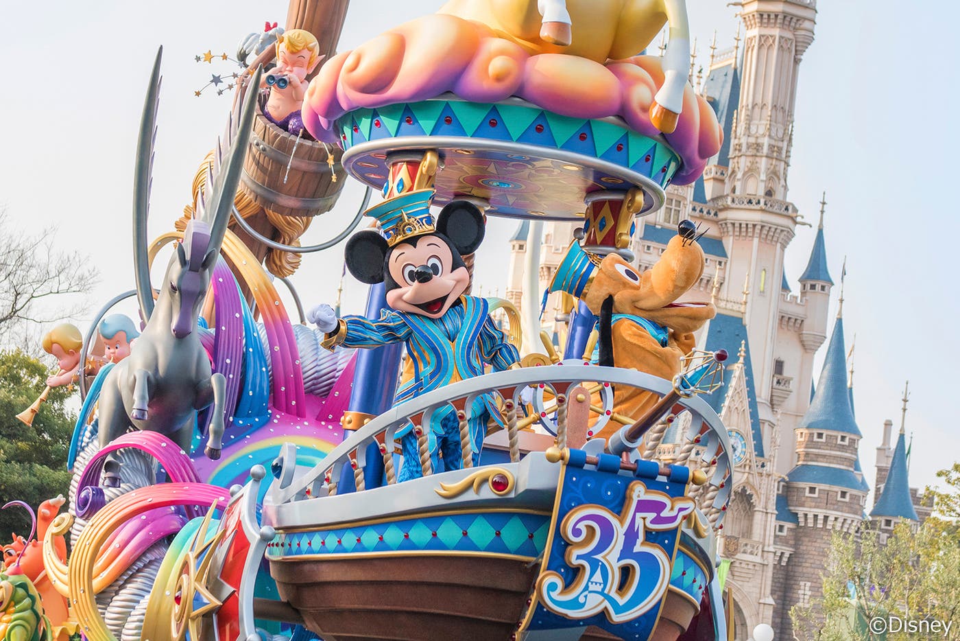 アニバーサリーのオープニングを飾るパレード「ドリーミング・アップ!」(C)Disney