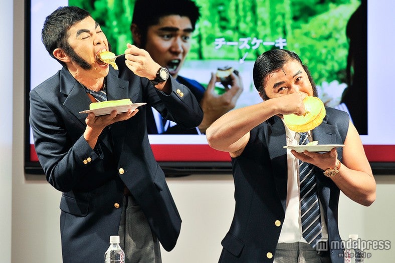 食べっぷり対決も実施／（左から）小島よしお、スギちゃん