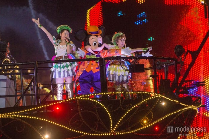 スペシャルショー「Halloween Party with AKB48」/(C)Disney