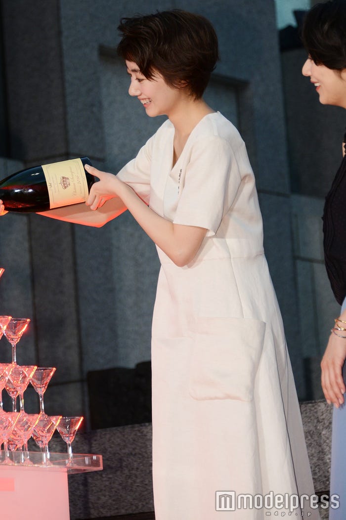 シャンパンを注ぐ波瑠(C)モデルプレス