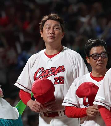 「2人にしか分からない思いがあるのだろう」広島・新井監督 辞任の中日・井上監督に見せた異例の行動が反響「泣いた」「プロ野球の監督は大変」