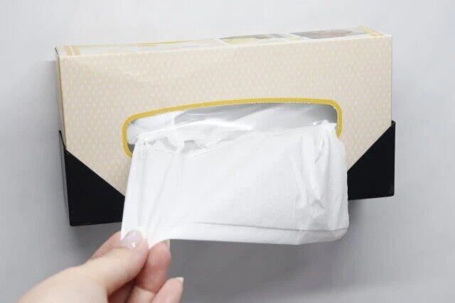 ダイソーの便利なティッシュペーパーホルダー（マグネット、ブラック）