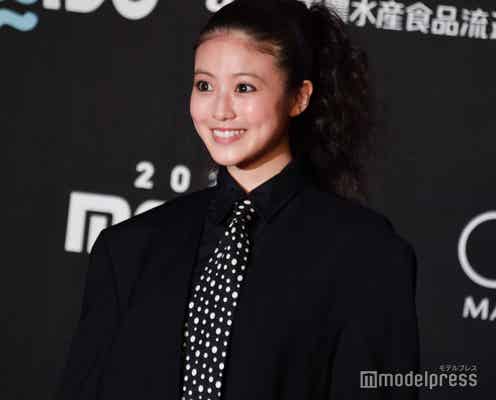今田美桜「MAMA」レッドカーペットに登場 カーリーヘア×ネクタイでマニッシュに<2022 MAMA AWARDS1日目>