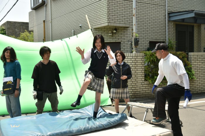 見事、とび蹴りが成功し笑顔の永野芽郁(画像提供:カンテレ)