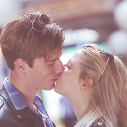 愛され彼女のポイント 男性が かわいい と思うキスの反応 モデルプレス 愛され彼女のポイント 男性が かわいい と思うキスの反応 モデルプレス