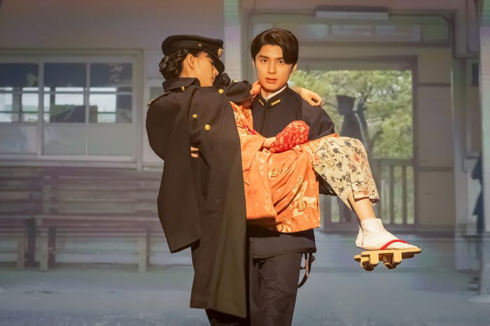 芳根京子、本田響矢(C)フジテレビ