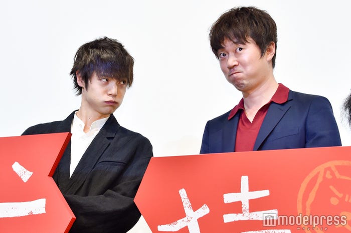 フォトセッション時「睨み合って」と言われた窪田正孝&新井浩文…なぜか“ぷく顔”(C)モデルプレス