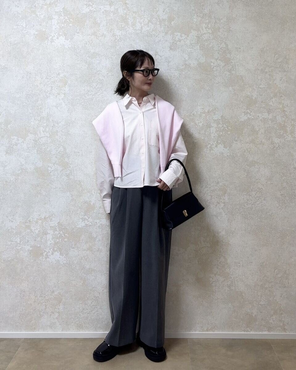 ユニクロオックスフォードシャツ　グレーワイドパンツコーデ