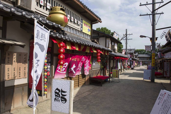 「銀魂」の世界観を再現したセット(C)空知英秋/集英社(C)2017 映画「銀魂」製作委員会