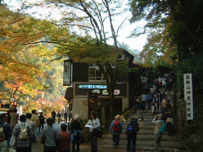 神護寺の参道は、右手の石段へ。ここから急勾配の長い石段が待ち構えています（2004年11月21日撮影）