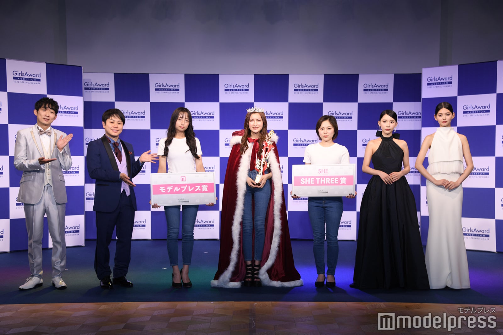 石田明、井上裕介、中村桃彩さん、アシュトンすみれジャズミンさん、宮之脇那帆さん、ミチ、愛花（C）モデルプレス