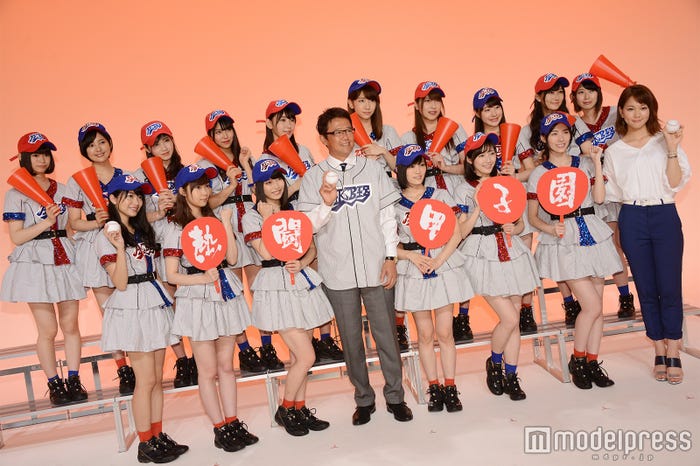 (後列左から)高倉萌香、兒玉遥、北川綾巴、白間美瑠、宮脇咲良、柏木由紀、入山杏奈、加藤美南、矢倉楓子、高柳明音(前列左から)北原里英、指原莉乃、横山由依、古田敦也氏、山本彩、渡辺麻友、松井珠理奈、ヒロド歩美アナウンサー(C)モデルプレス