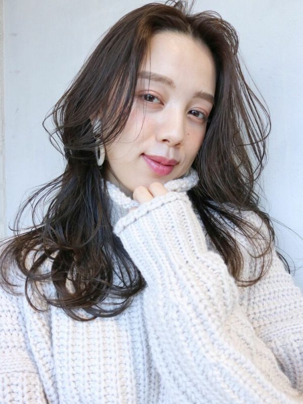 ウルフの強めパーマスタイル16選 女っぷりを上げられるニュアンスヘアをご紹介 モデルプレス