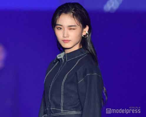 櫻坂46山崎天、悩殺ウインクで会場沸かす 全身デニムスタイリング<TGC 和歌山 2023>