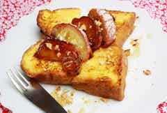 キャンプの朝ごはんに 簡単 焼きりんごのフレンチトースト モデルプレス キャンプの朝ごはんに 簡単 焼きりんごのフレンチトースト モデルプレス