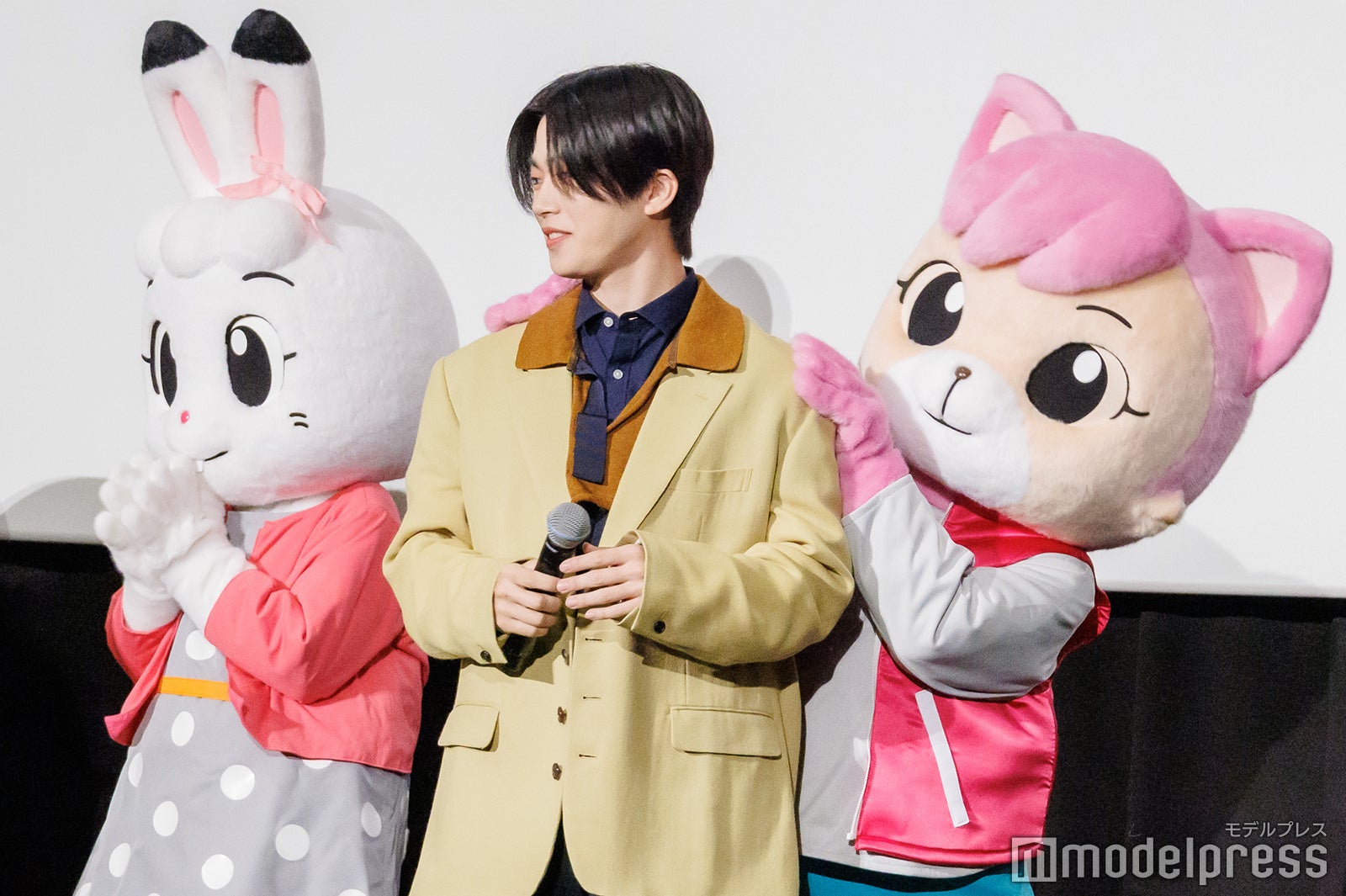 にゃっきいにロックオンされる木全翔也（C）モデルプレス